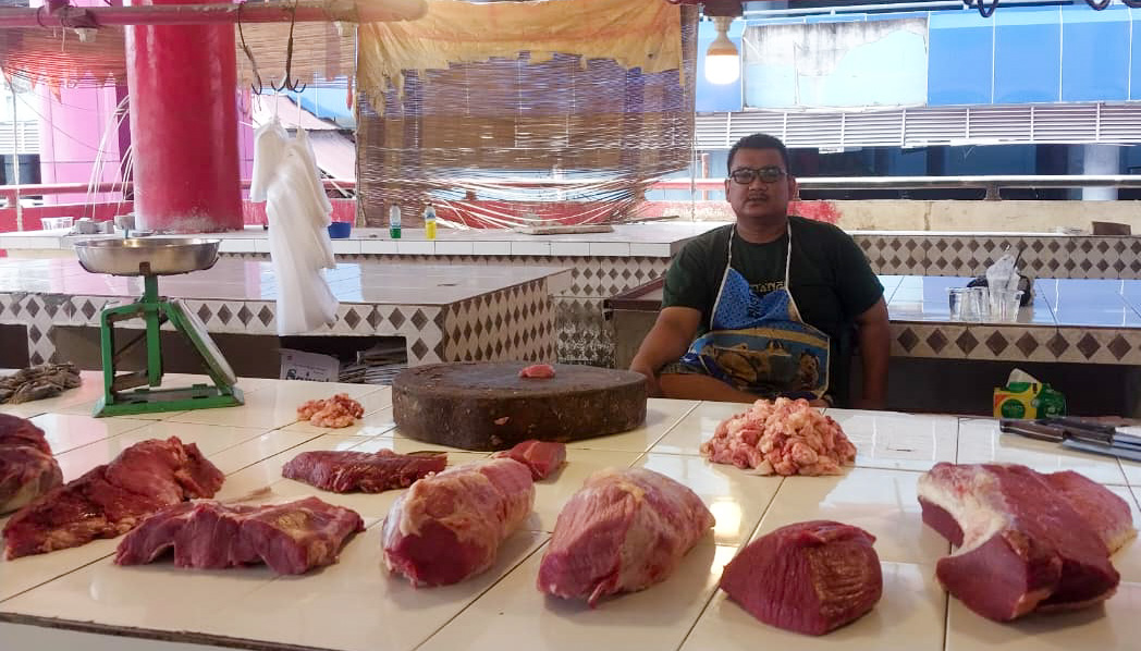Harga daging sapi di Pasar Raya Padang stabil Rp100 ribu&ndash;Rp140 ribu per kilogram jelang Natal 2025 dan Tahun Baru 2026. Anton ketika berada di lapak daging miliknya, Senin (22/12). (Mengki/Padeks)