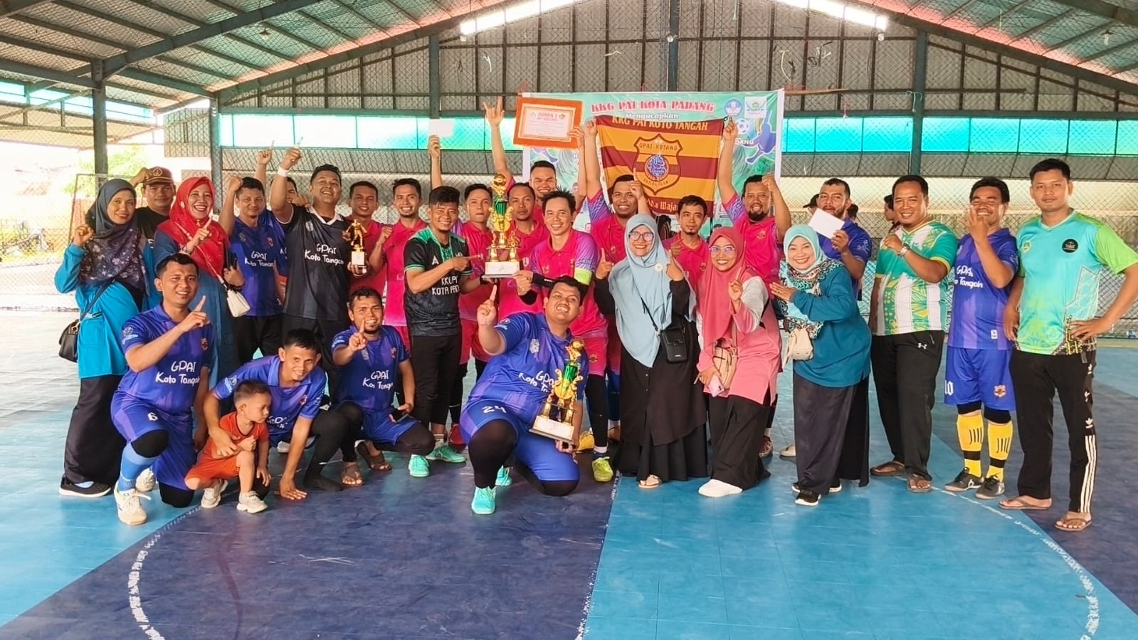 BIKIN BANGGA: Tim futsal KKG PAI Kototangah ketika meraih gelar juara di event dalam rangka memeriahkan Hari Amal Bakti Kemenag ke-80 tingkat Kota Padang.