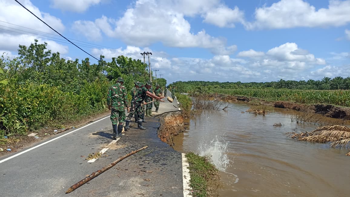 Sejumlah personel TNI AD terlihat sedang melakukan penimbunan untuk pembangunan bronjong, Senin (22/12/2025). (Fadli Zikri/Padeks)