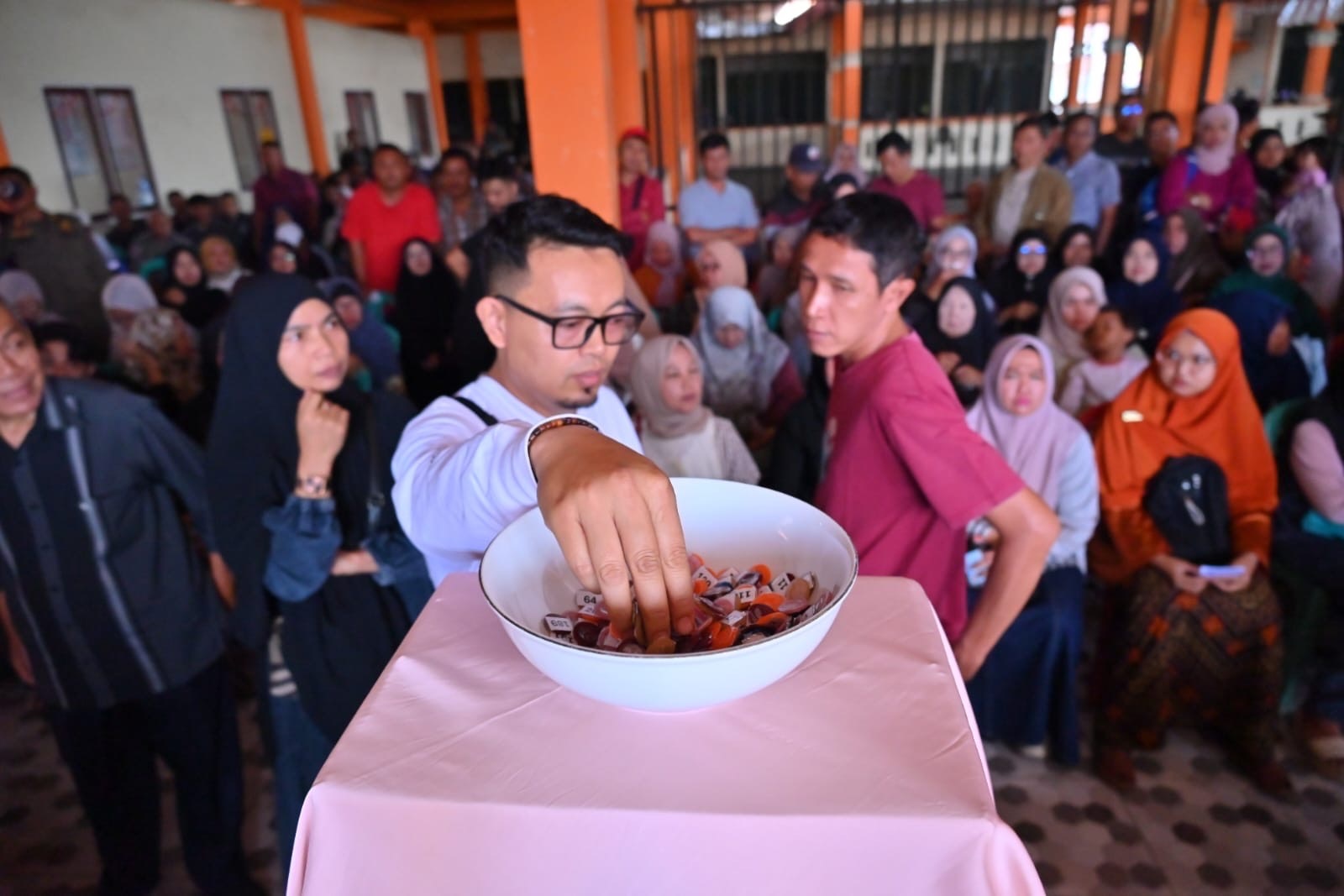 PILIH KIOS: Pedagang korban kebakaran Pasar Pusat Pertokoan Payakumbuh mengikuti proses pencabutan nomor kios penampungan di Kantor Bidang Pasar Dinas Koperasi dan UKM Kota Payakumbuh, Sabtu (20/12).