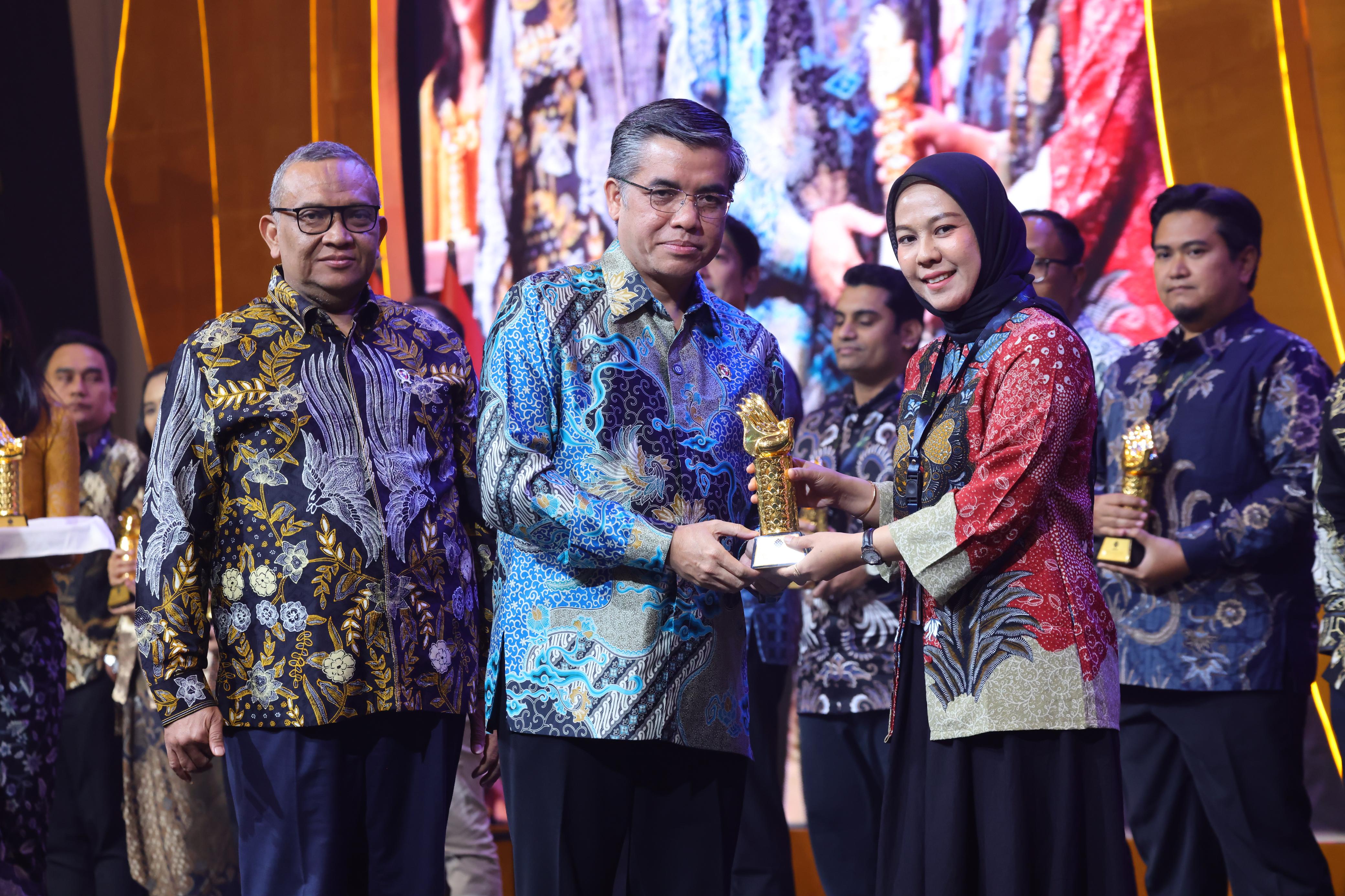 APRESIASI: Direktur RSIA Permata Bunda, Solok, dr. Vyola Regina, M.Kes, ketika menerima penghargaan Paramakarya Award 2025 dari Menteri Tenaga Kerja RI Yassierli, baru-baru ini. (FIRDAUS FOR PADEK)