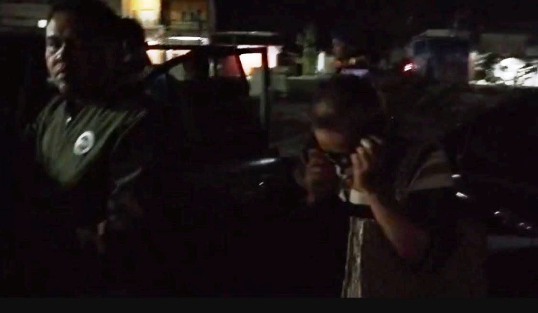TINDAK LANJUT: Petugas Satpol PP Kabupaten Limapuluh Kota melakukan penertiban di Jorong Taratak Padang Rajo, Nagari Koto Tuo, Kecamatan Harau, Jumat malam (19/12), terkait dugaan praktik prostitusi.