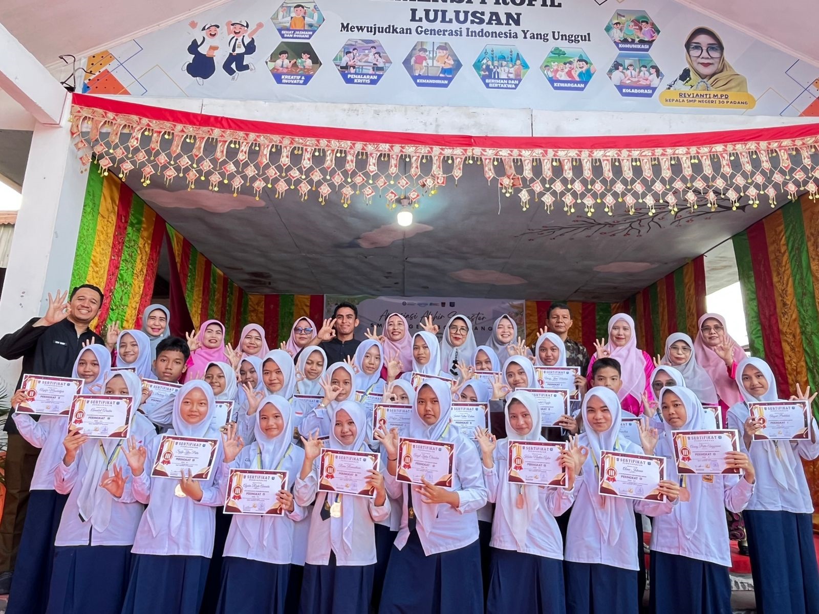 KOMPAK : Para siswa SMPN 30 Padang terlihat akrab bersama dengan guru mereka.