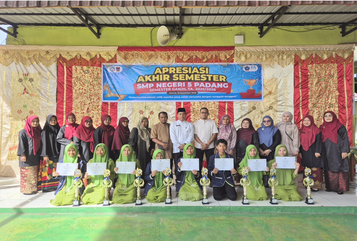 DEKAT : Para siswa SMPN 5 Padang foto bersama dengan guru mereka.