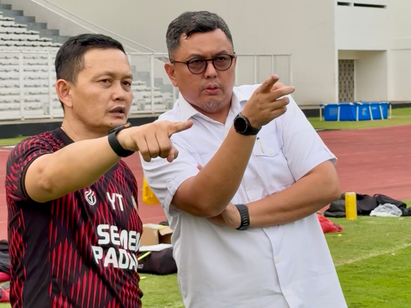 Komisaris Semen Padang FC, Braditi Moulevey, Bersama Dirtek Kabau Sirah, Yeyen Tumena.