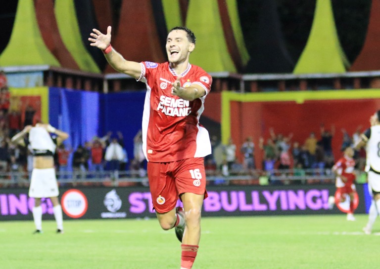 POIN PENUH: Gelandang serang Semen Padang FC Pedros Matos merayakan gol ke gawang Persija Jakarta pada menit ke-83 di Stadion H Agus Salim, Padang, kemarin.