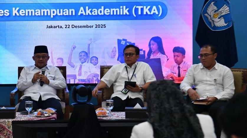 BAHAN EVALUASI: Mendikdasmen Abdul Mu&rsquo;ti (kiri), bersama Kepala BSKAP Toni Toharudin (tengah), dan Kepala Biro Komunikasi dan Hubungan Masyarakat Anang Ristanto menyampaikan hasil TKA kemarin (22/12).