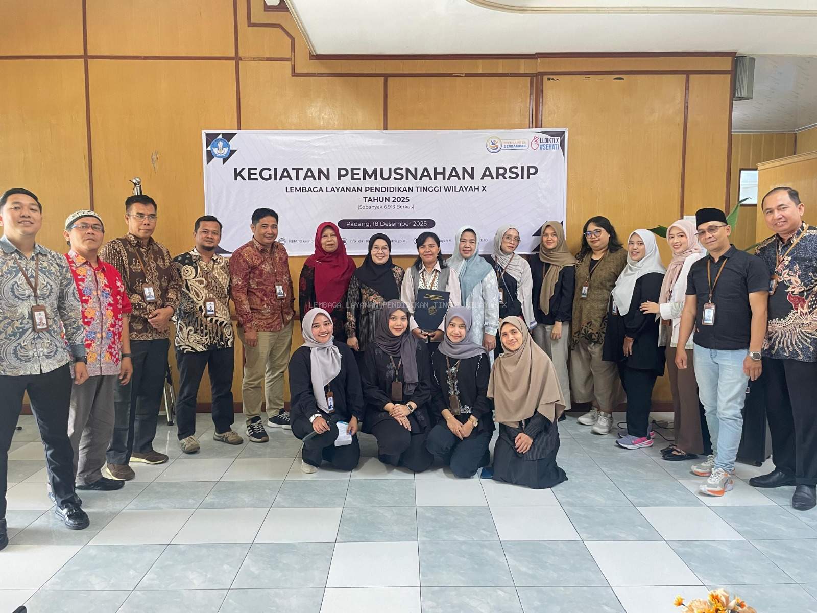 Foto Bersama Kegiatan Pemusnahan Arsip secara Simbolis di Kantor LLDIKTI Wilayah X