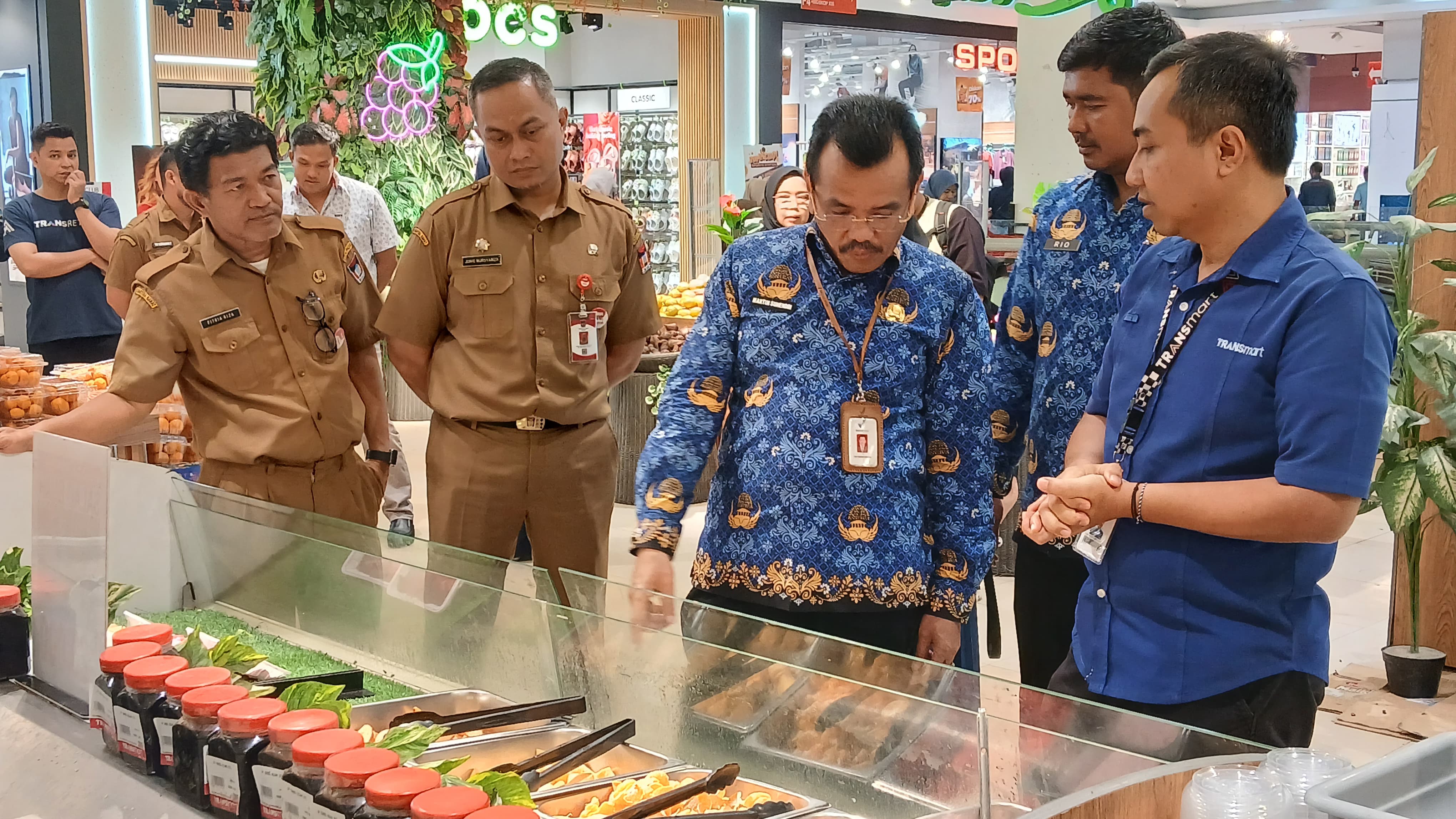 BBPOM di Padang melakukan sidak jelang Nataru di salah satu mall di Kota Padang, Senin (22/12).