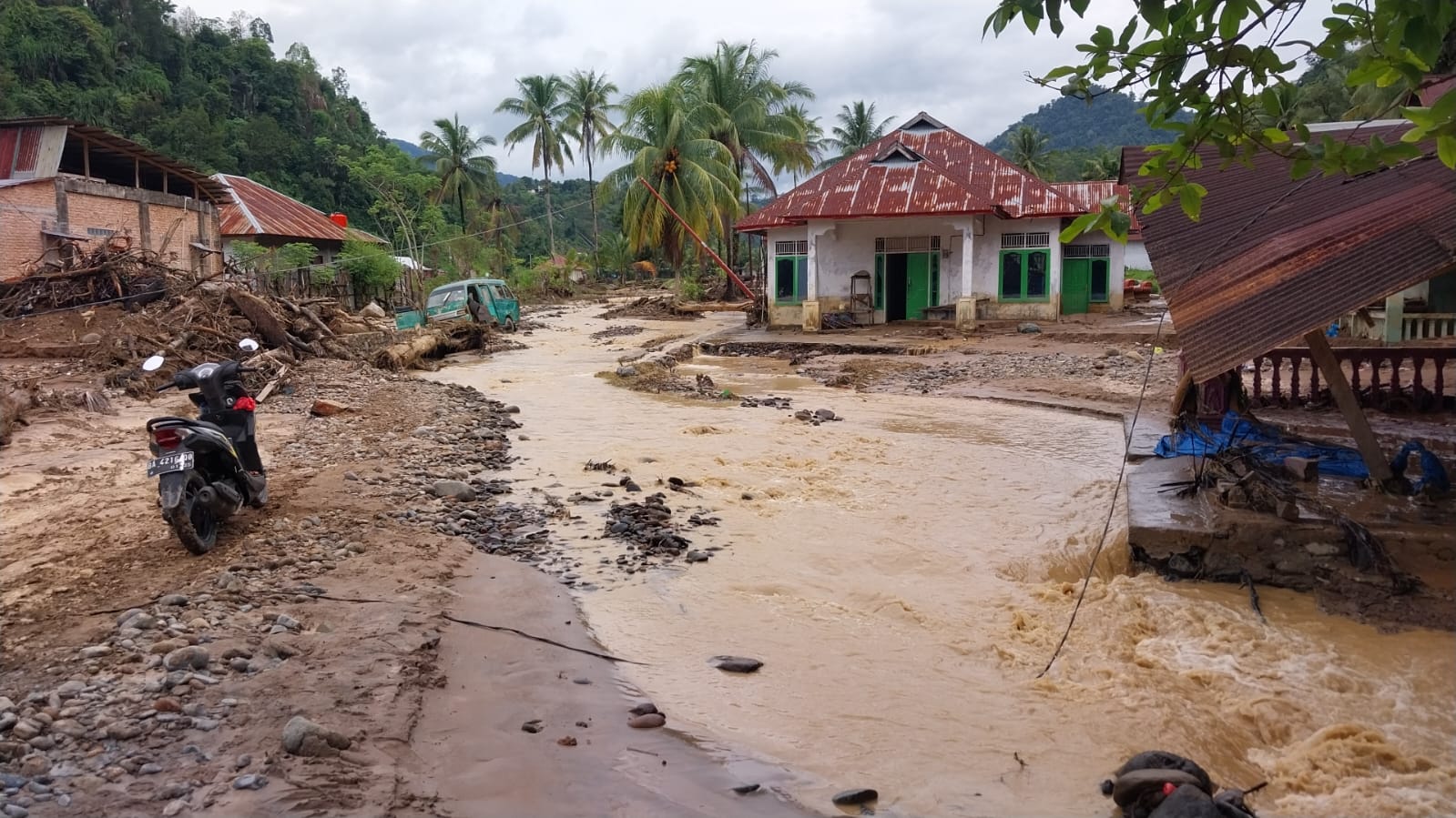 Pemprov Sumbar akhiri tanggap darurat dan fokus pemulihan pascabencana. Pendataan kerusakan ditargetkan rampung 28 Desember 2025.