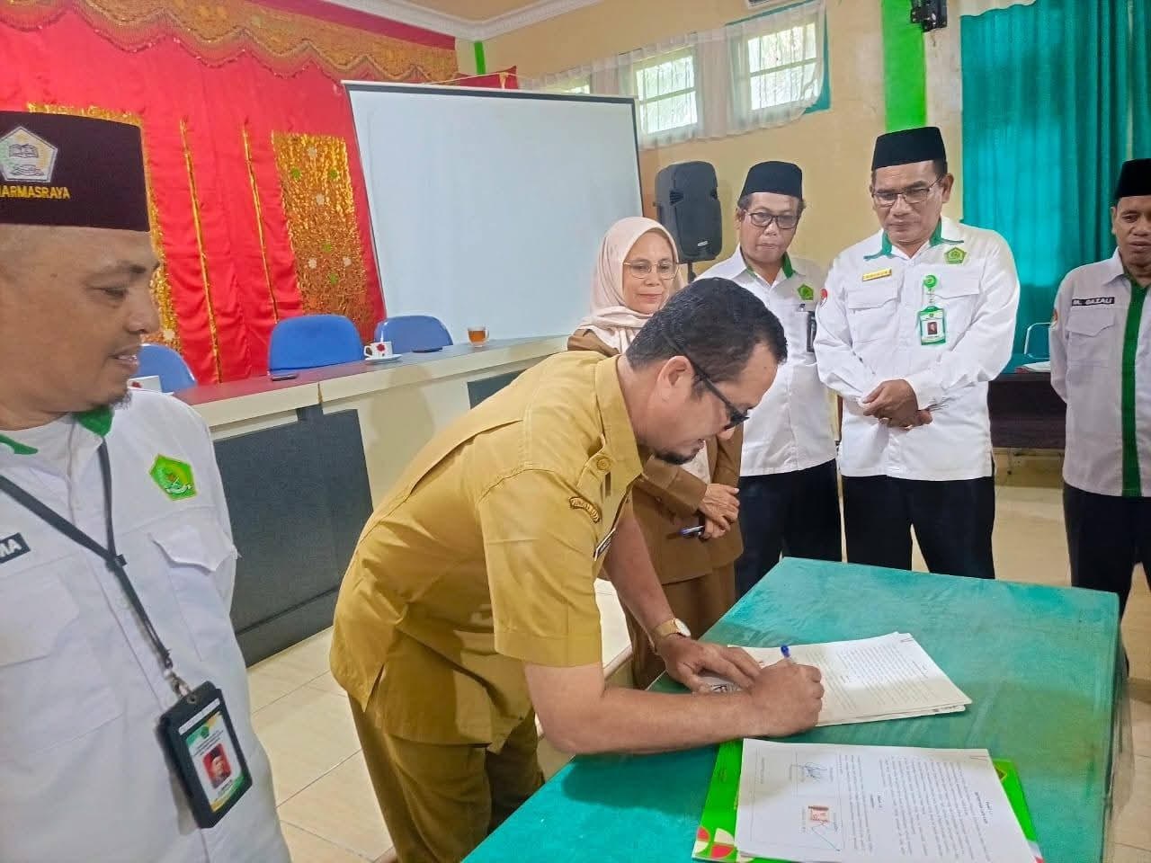 SINERGI:Kepala Dinas Dukcapil Kabupaten Dharmasraya, Ramilus, bersama seluruh Kepala KUA se-Kabupaten Dharmasraya menandatangani Perjanjian Kerja Sama inovasi layanan Nikahpedia, Senin (22/12).