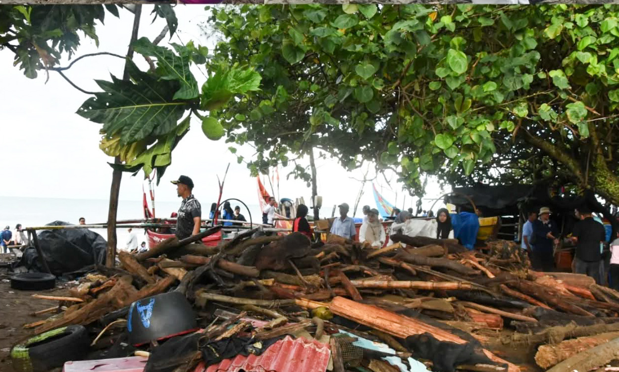 KKP pimpin aksi bersih Pantai Muaro Gantiang pascabanjir. Sampah kayu dimanfaatkan untuk PLTU Teluk Sirih dan pemulihan ekosistem pesisir.