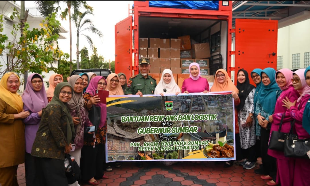 Ketua TP-PKK Sumbar Ummi Harneli bersama Gubernur Mahyeldi melepas pengiriman 2,5 ton rendang dan logistik untuk korban bencana. (Foto: IST)