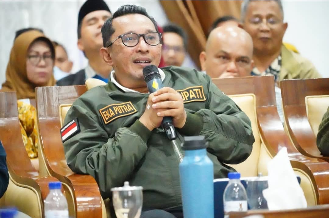 Bupati Tanahdatar Eka Putra memimpin rapat koordinasi penanganan bencana di Indojolito, Batusangkar, Senin (22/12/2025), saat memutuskan perpanjangan status tanggap darurat.(Foto: Prokopim)