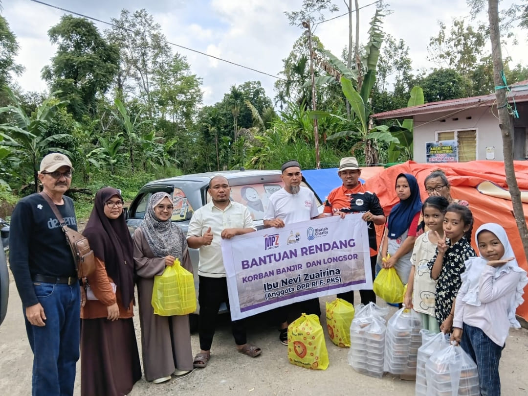 Relawan MPZ Jabal Nur dan Khaira Aqiqah menyalurkan bantuan kemanusiaan untuk penyintas banjir bandang Agam di tenda pengungsian.(Foto: Tim NZ)