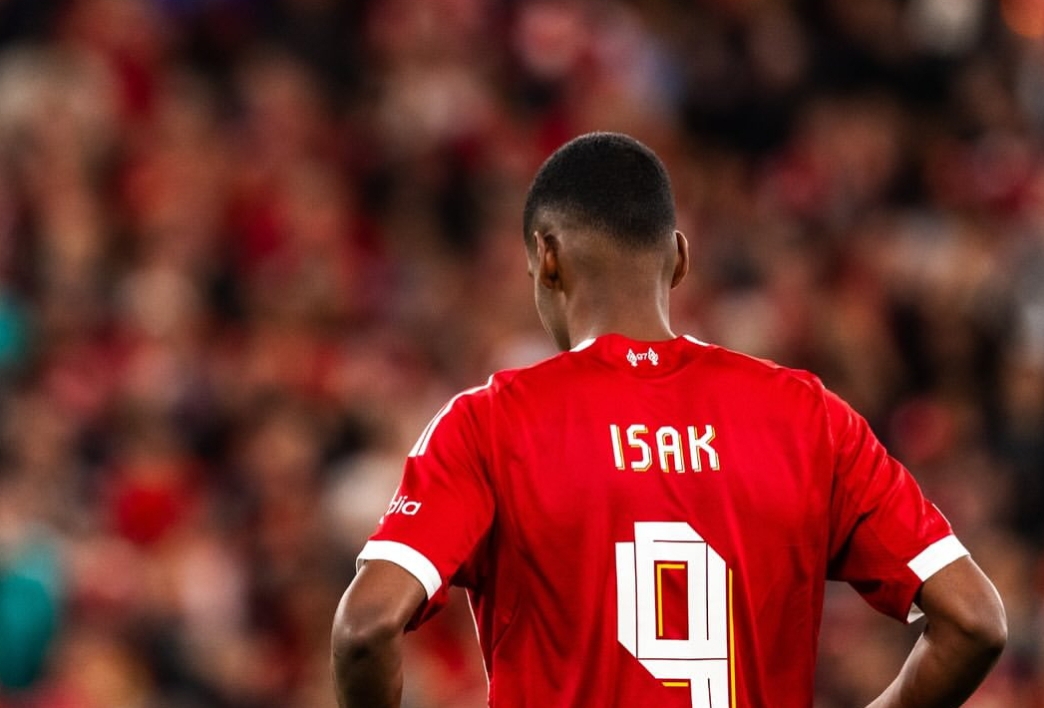 Alexander Isak mendapat perawatan tim medis Liverpool usai mengalami fraktur fibula dalam laga kontra Tottenham.(Foto: Dok. IG @alex_isak)