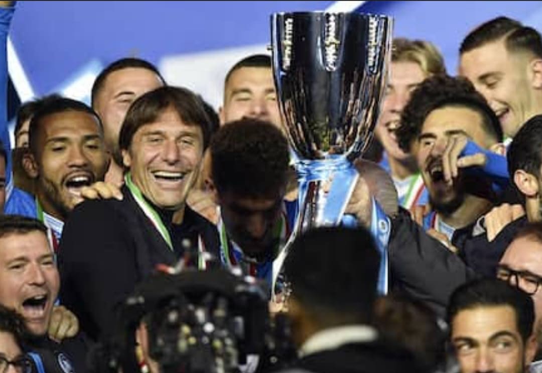 Pelatih Napoli Antonio Conte mengangkat trofi Supercoppa Italia dan meminta tim fokus perburuan tiket Liga Champions.(Foto: Sky Sport Italia)