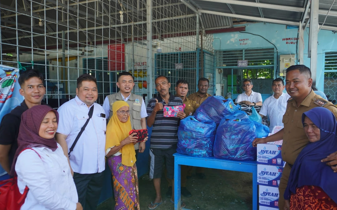 Tim PKM UNP menyalurkan bantuan logistik bagi warga terdampak bencana di Kototangah, Padang, Senin (22/12/2025).(Foto: Randi/Padek)