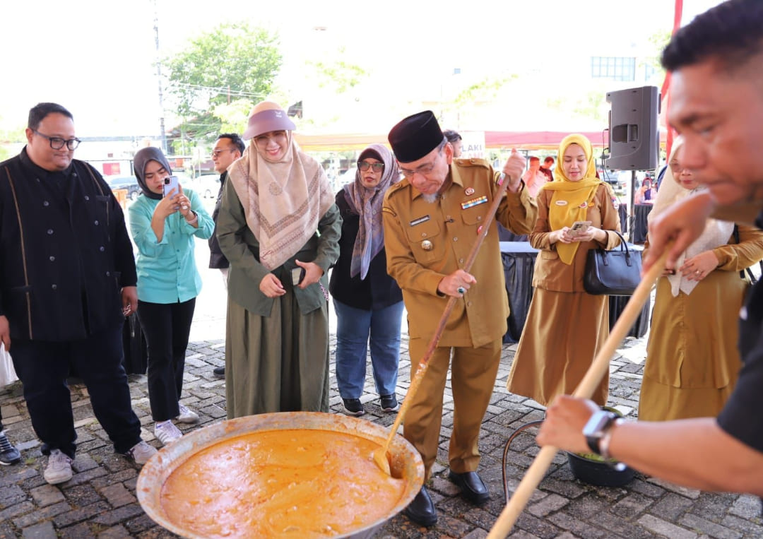 Wakil Wali Kota Padang Maigus Nasir ikut marandang saat membuka Padang Marandang 2025 di Balai Kota Padang, Aia Pacah, Selasa (23/12/2025).(Foto: Prokopim)