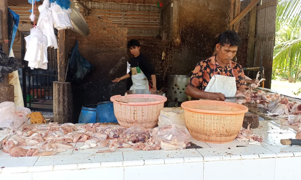 Harga ayam potong di Pasaman Barat naik menjadi Rp33.000 per kilogram menjelang Natal dan Tahun Baru seiring meningkatnya permintaan konsumen. (Foto: Fadli Zikri/Padeks)