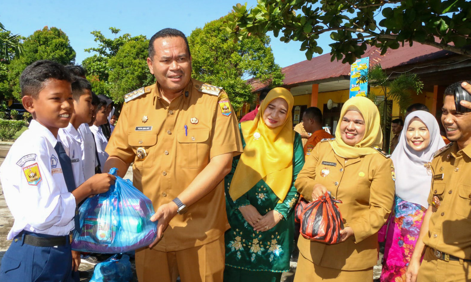 Wali Kota Pariaman Yota Balad menyerahkan bantuan sembako kepada 550 siswa SMP terdampak banjir sebagai bagian pemulihan pascabencana.
