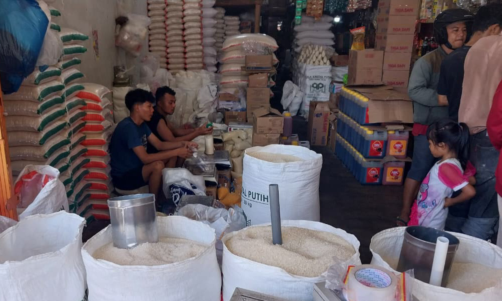 Harga beras di Pasar Raya Padang naik Rp500&ndash;Rp1.000 per kg jelang Natal 2025 dan Tahun Baru 2026 akibat banjir dan belum panen raya. (Foto: Mengki Kurniawan/Padeks)