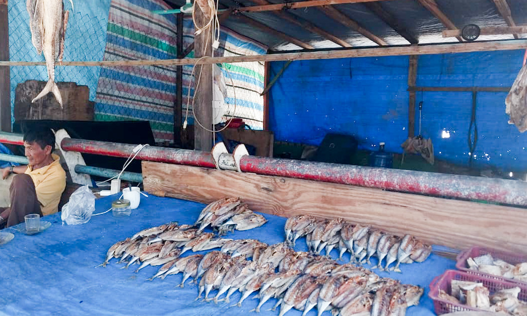 Henju Mardi menunggu pembeli di lapak ikan asin miliknya di kawasan Taman Hijau Siti Nurbaya, Jl. Kp. Batu, Kec. Padang Selatan, Selasa (23/12/2025). (Foto: Mengki Kurniawan/Padeks)