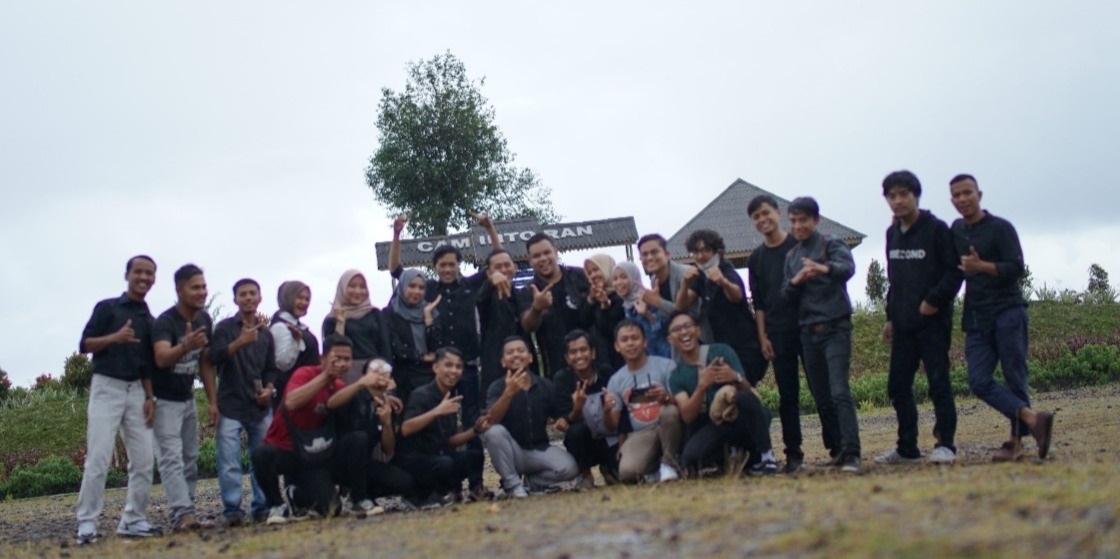 BERTAHAN: Anggota Komunitas Seni Balabo, berfoto bersama usai menggelar diskusi karya seni di Solok Selatan beberapa waktu lalu.