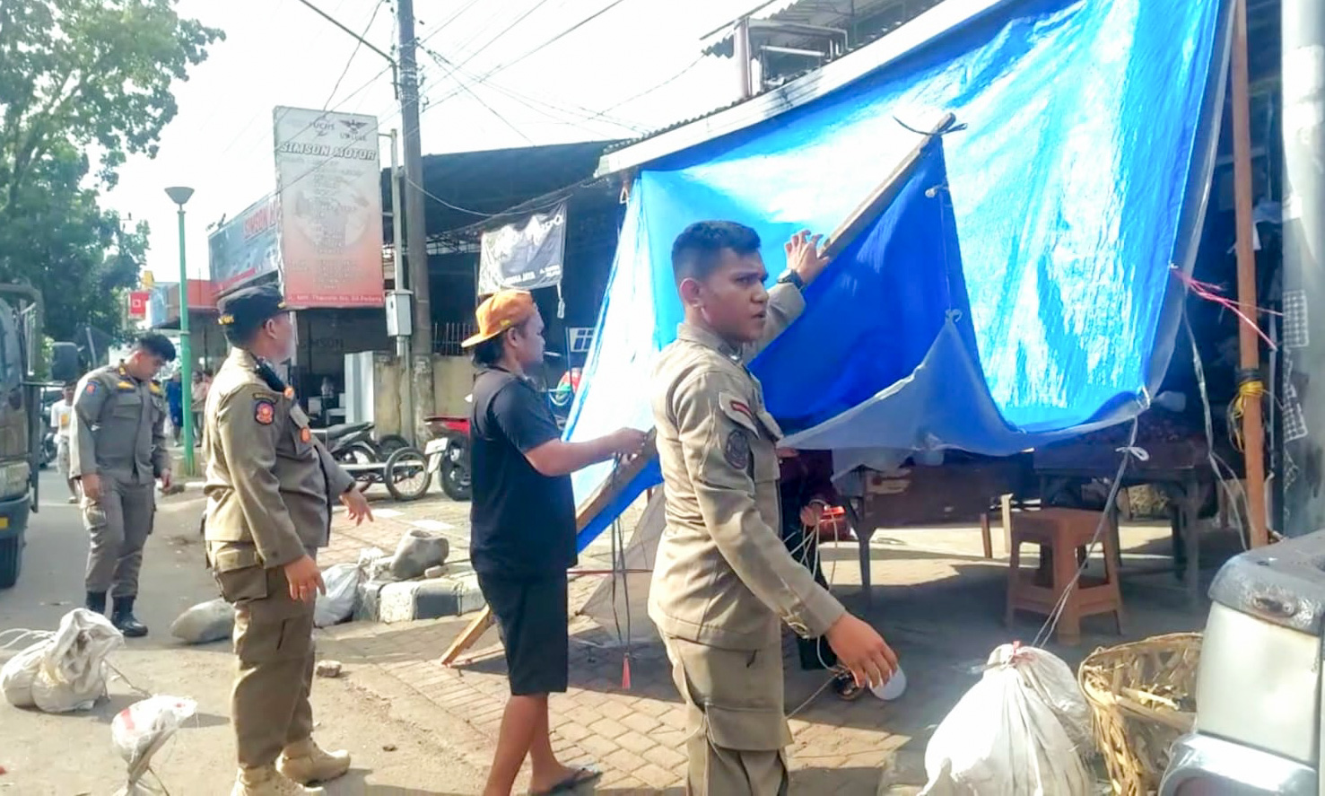 Satpol PP Padang menertibkan PKL di Alang Laweh yang berjualan di fasilitas umum setelah laporan warga terkait gangguan lalu lintas.