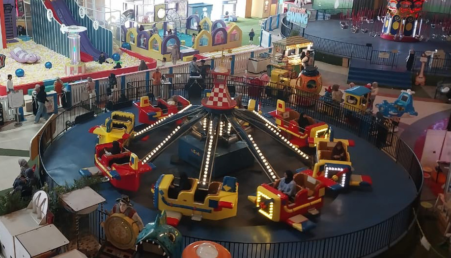 Kunjungan ke Trans Studio Mini Padang mulai meningkat sejak H-1 cuti bersama Nataru, didominasi keluarga dan anak-anak jelang libur Natal dan Tahun Baru. (Foto: Mengki Kurniawan/Padeks)