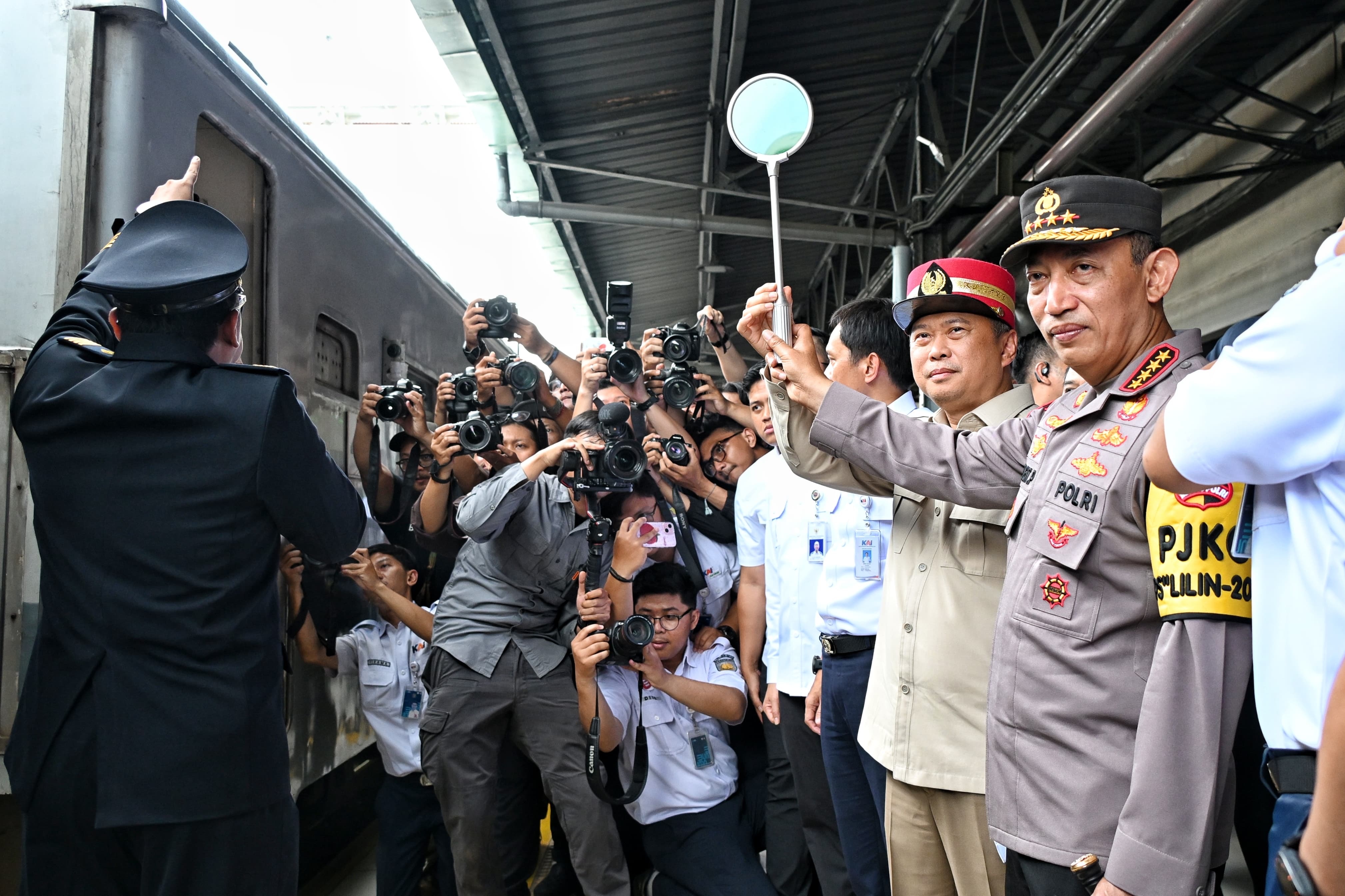 Menhub Dudy Purwagandhi bersama Kapolri Jenderal Polisi Listyo Sigit Prabowo melepas keberangkatan perdana Angkutan Motor Gratis (Motis) dengan Kereta Api, dari Stasiun Pasar Senen Jakarta.