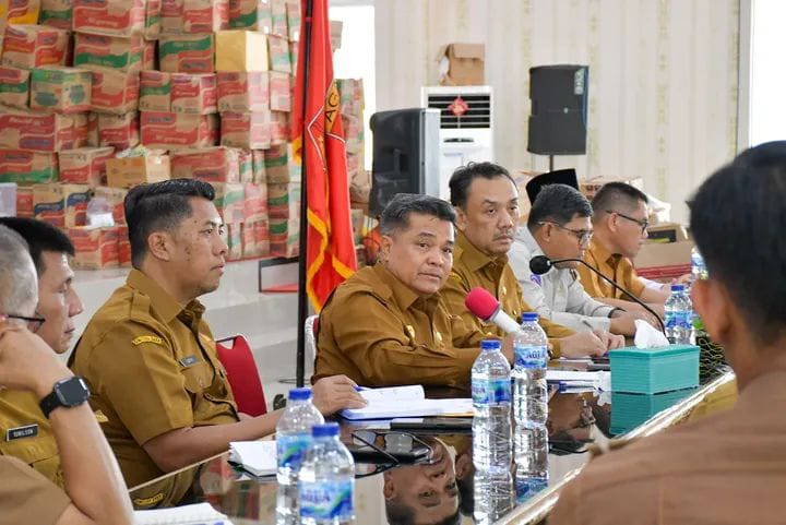 Rapat evaluasi tanggap darurat di Pos Komando Tanggap Darurat Bencana Alam Kabupaten Agam yang dipimpin Gubernur Sumatera Barat secara virtual, Senin (22/12).