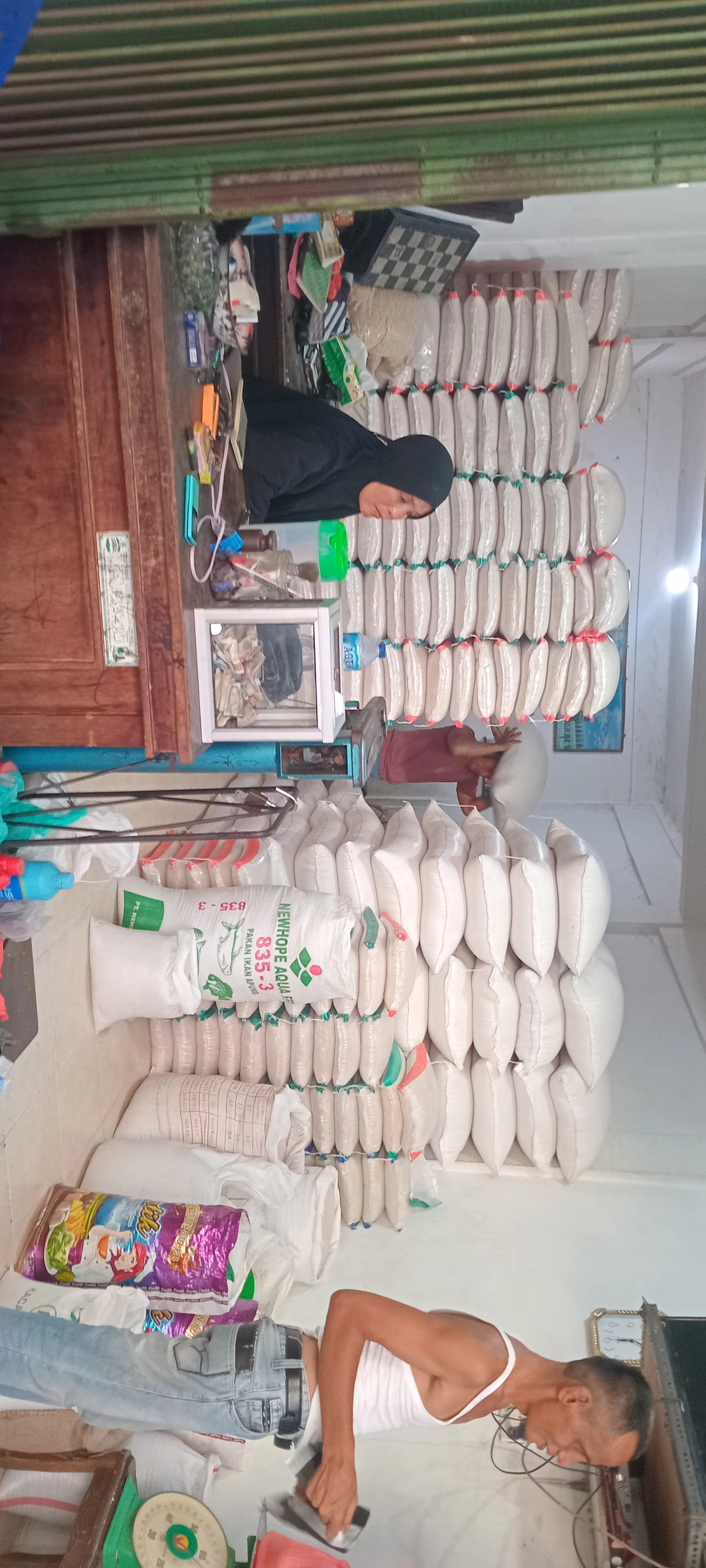 Salah seorang pedagang beras di Lubukbasung, Agam, sedang melayani pembeli.