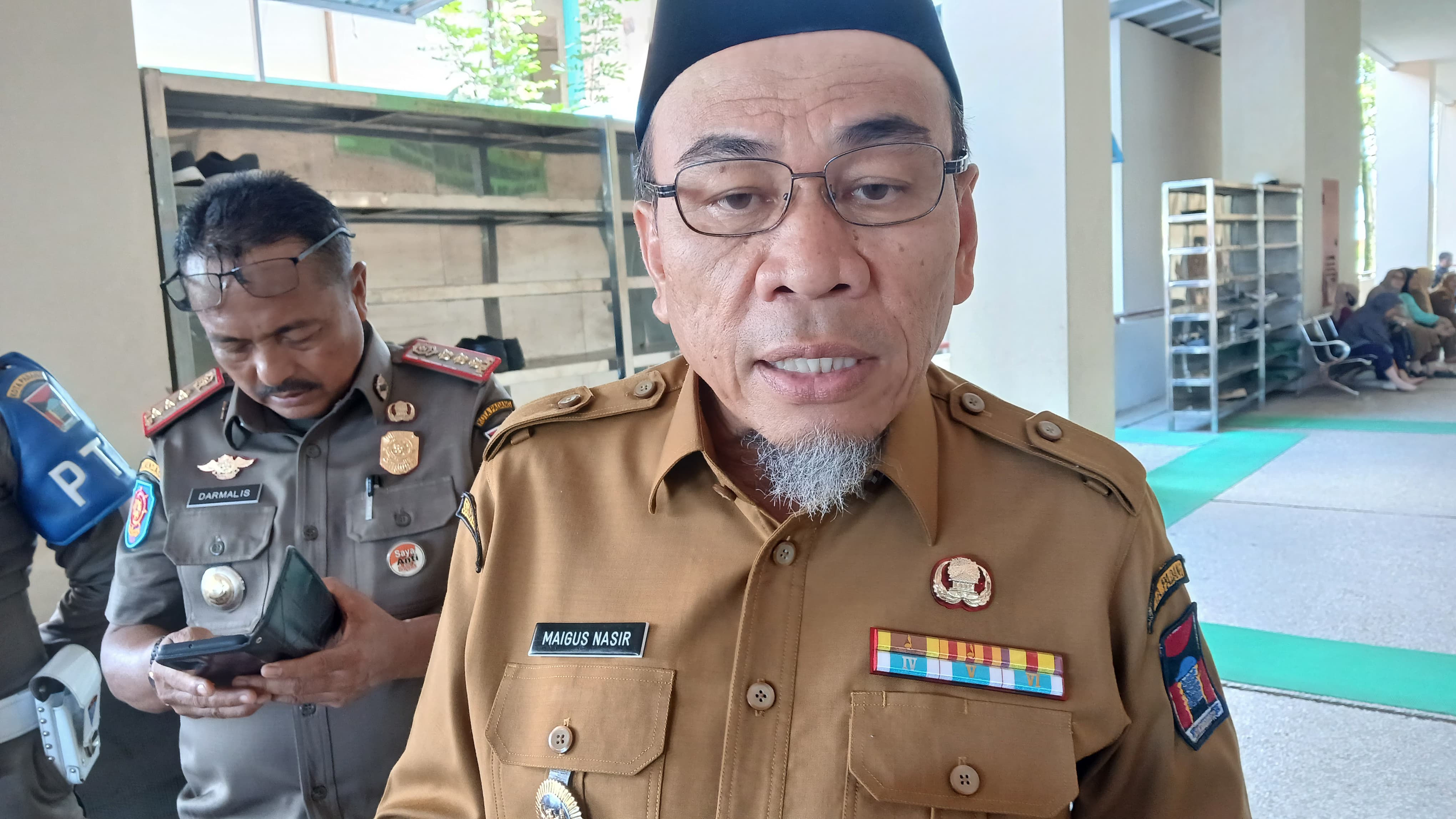 Wakil Wali Kota Padang, Maigus Nasir saat memberikan keterangan kepada awak media.