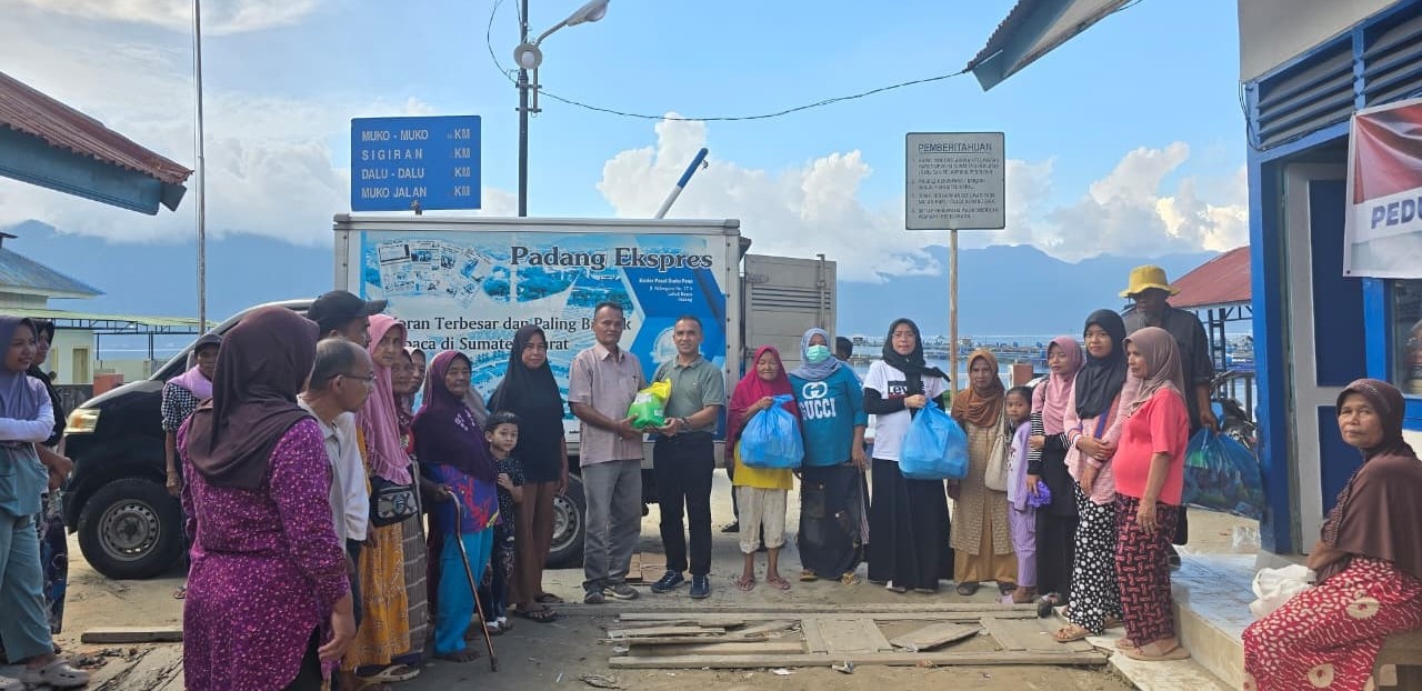 Direktur Utama Padang Ekspres, Mhd Nazir Fahmi menyerahkan bantuan kepada warga terdampak bencana di beberapa jorong salingka Maninjau.