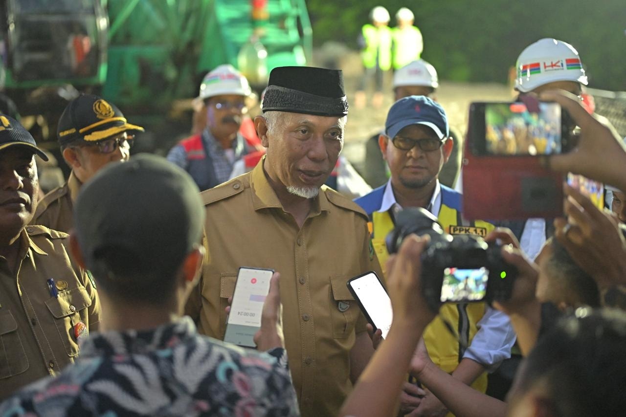Gubernur Sumbar Mahyeldi saat diwawancarai wartawan.