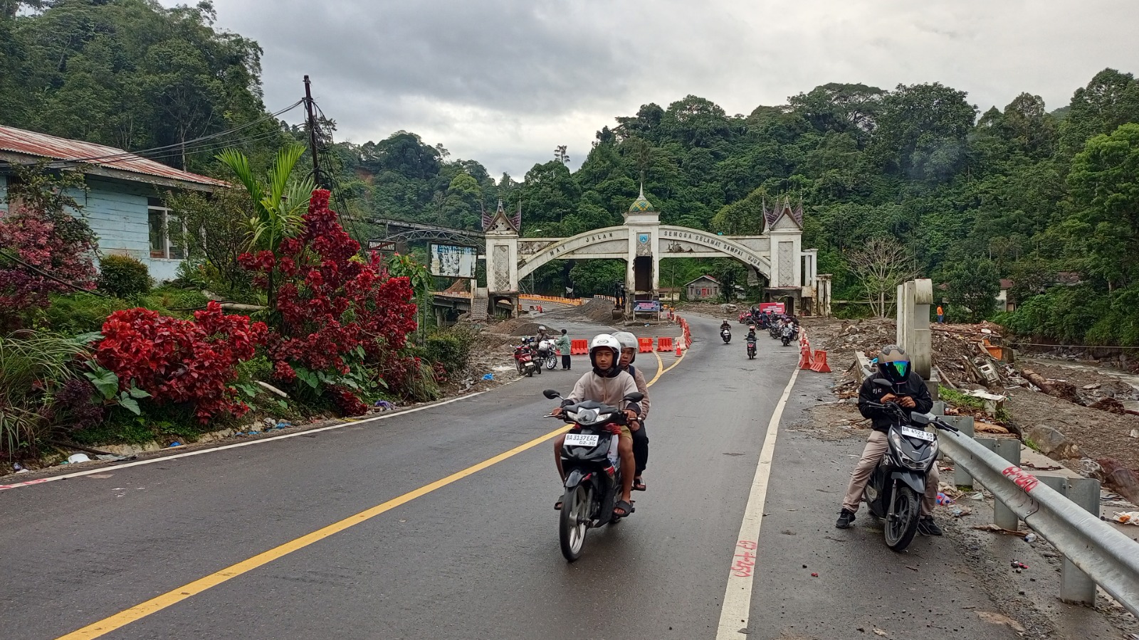 Sejumlah pengendara melintas di kawasan Jembatan Kembar Padangpanjang, kemarin. Ruas jalan yang sebelumnya terdampak longsor dan banjir bandang kini telah dibersihkan dan kembali dapat dilalui kendara