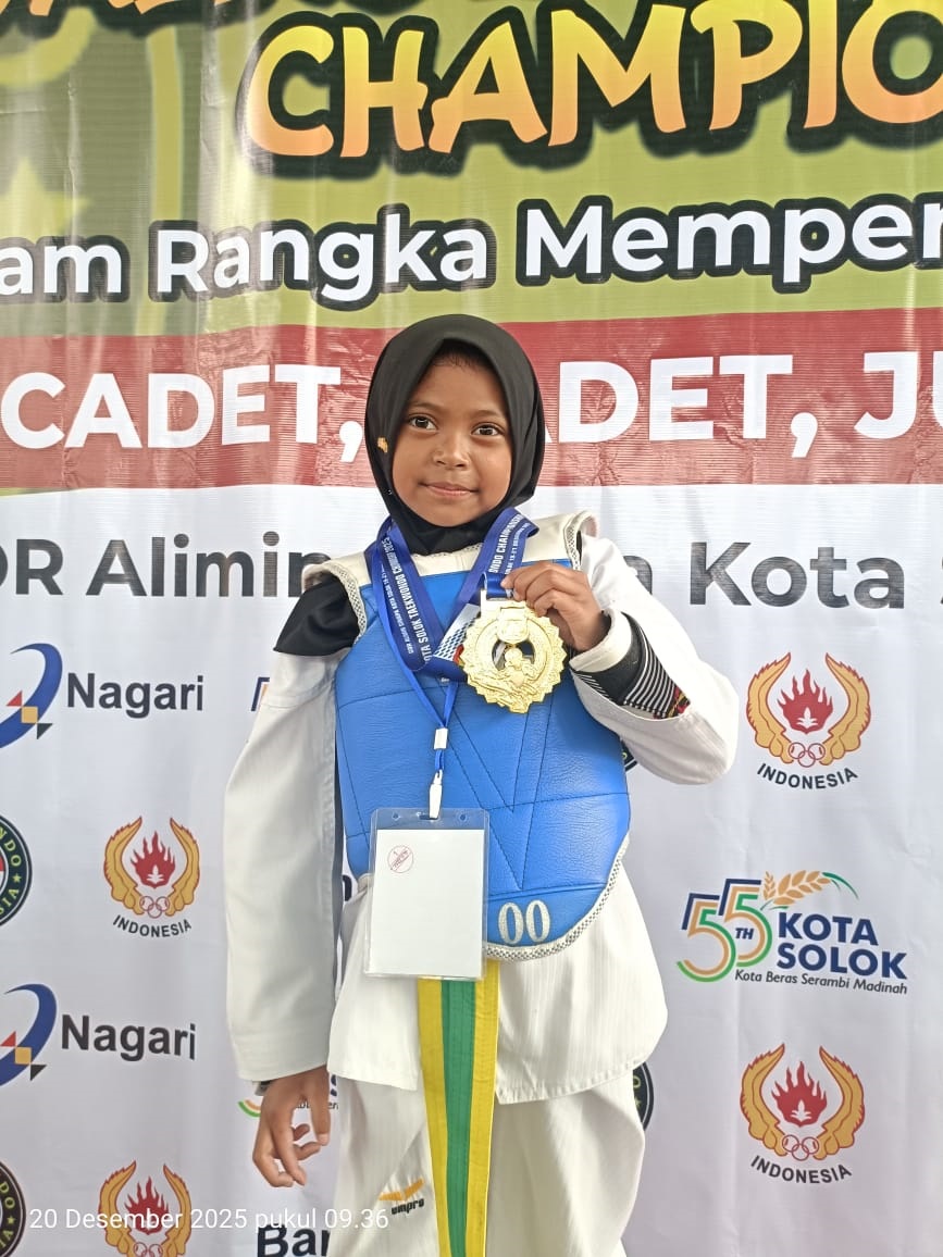 MEMBANGGAKAN: Bunga Olivia, 9, saat merayakan kemenangan dengan medali emas di Taekwondo Kota Solok Championship 2025.