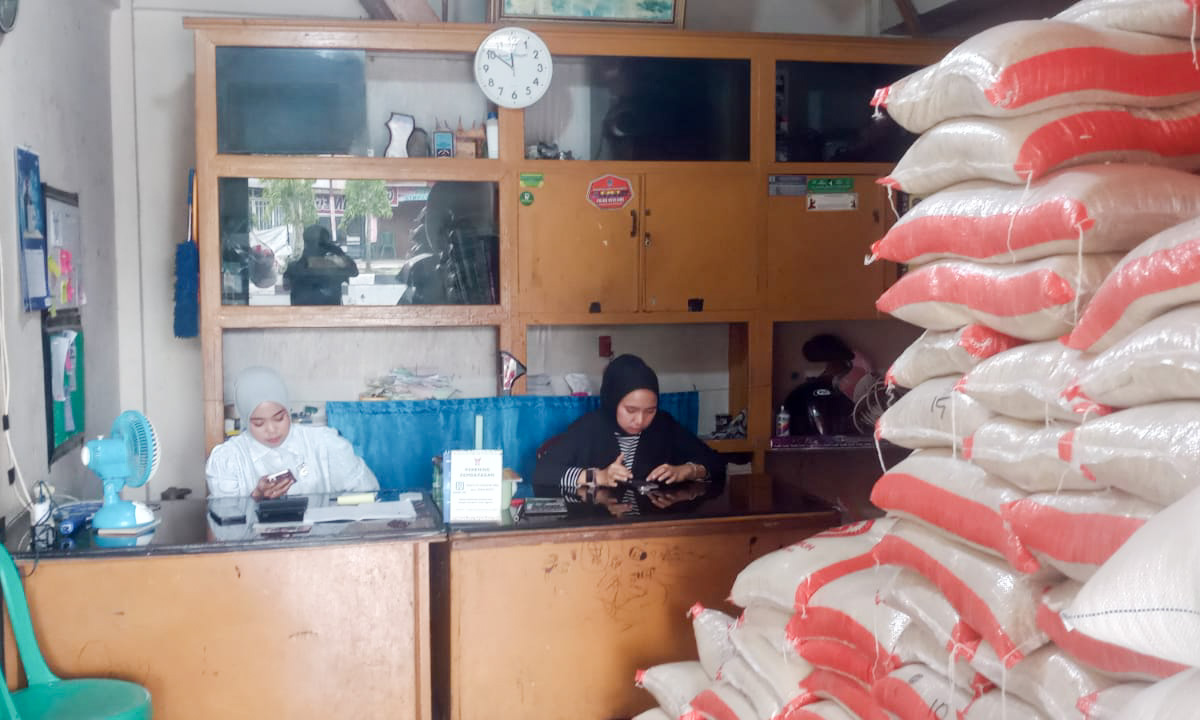 Stok beras di agen SAS Payakumbuh sangat terbatas jelang Nataru. (Foto: Irfan/Padeks)