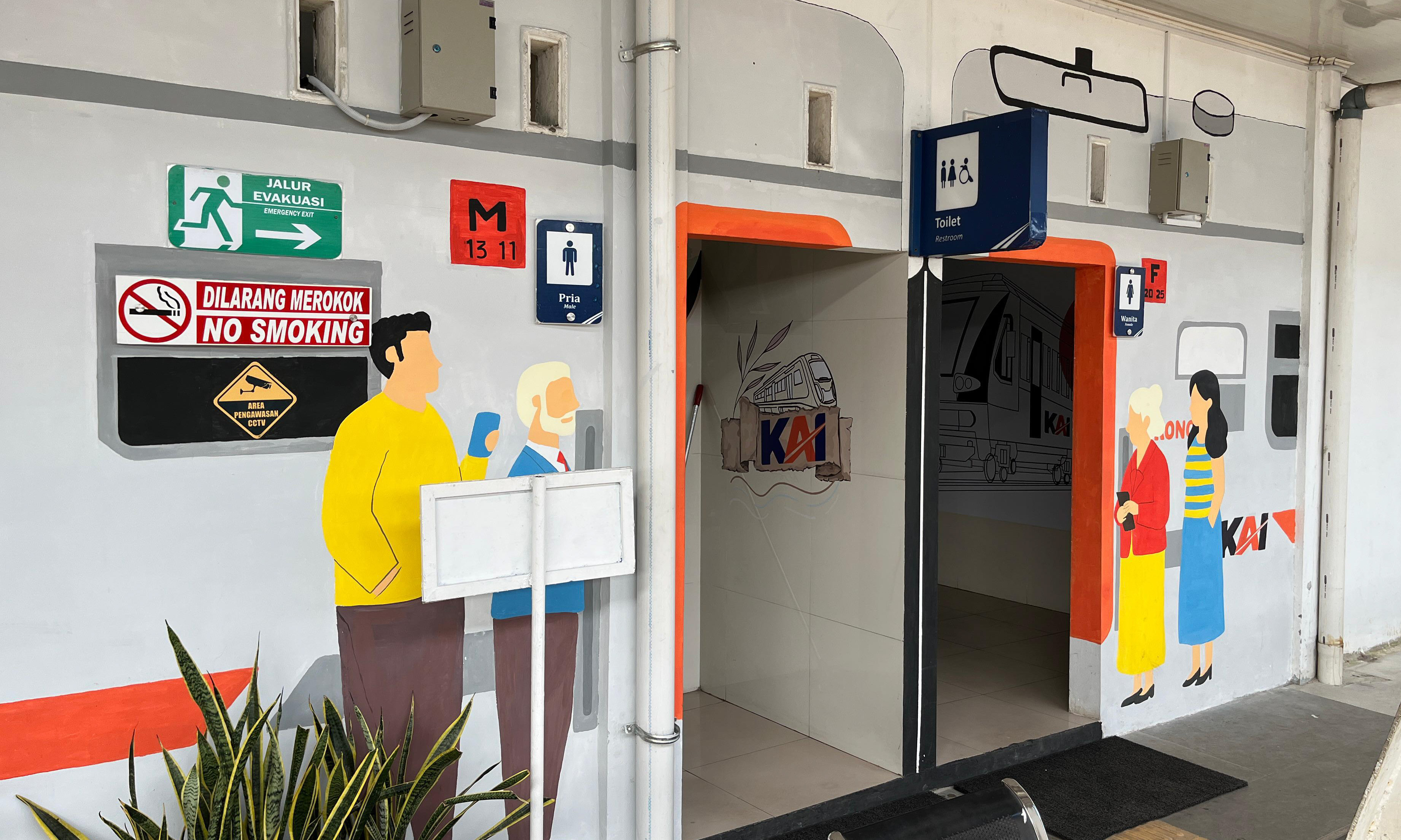 KAI Divre II Sumbar memperbarui toilet Stasiun Padang dengan desain modern dan bersih guna meningkatkan kenyamanan penumpang selama periode libur Nataru.
