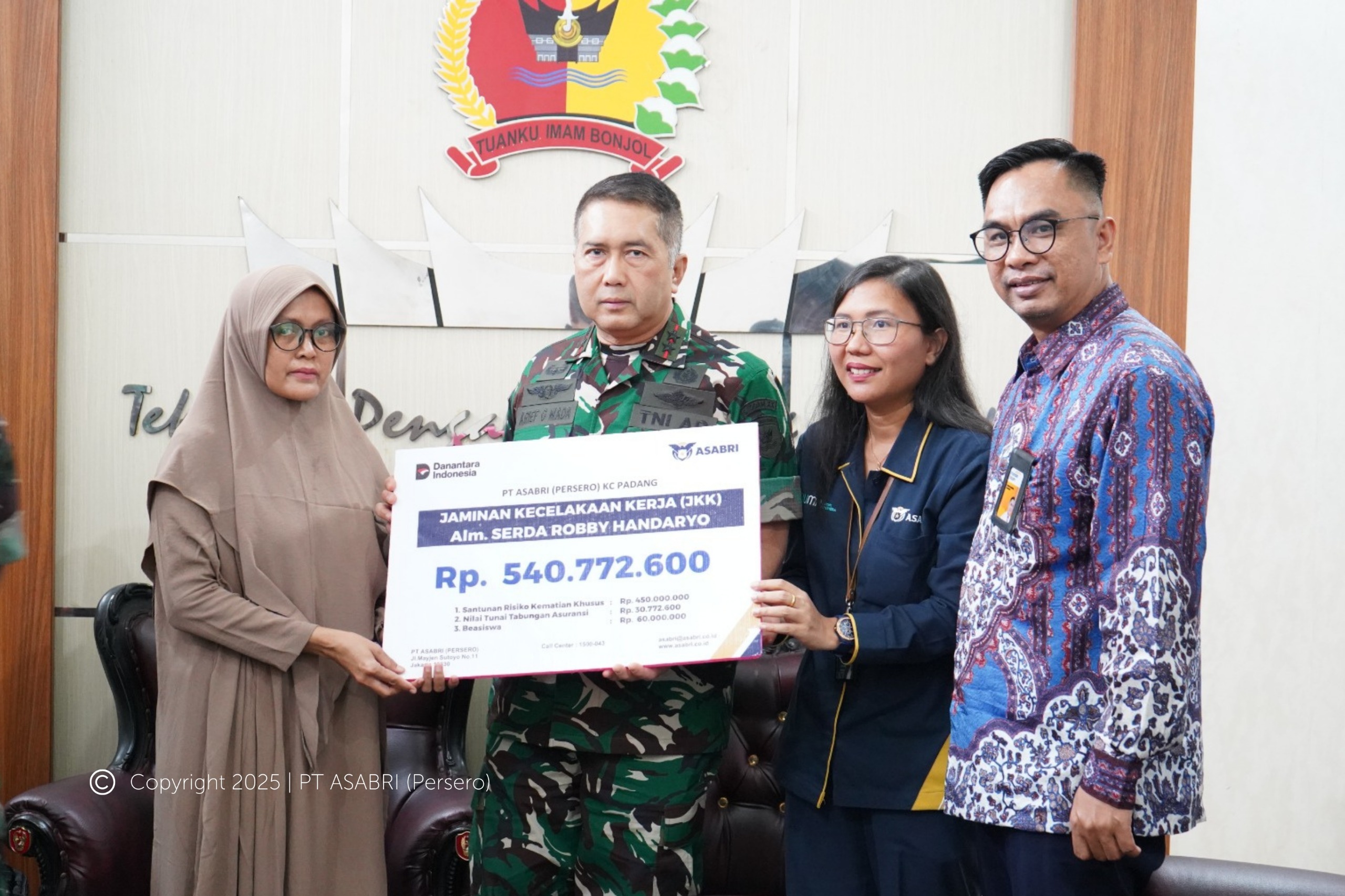 PT ASABRI menyerahkan santunan kepada keluarga prajurit TNI yang gugur selama bencana banjir bandang di Sumbar.