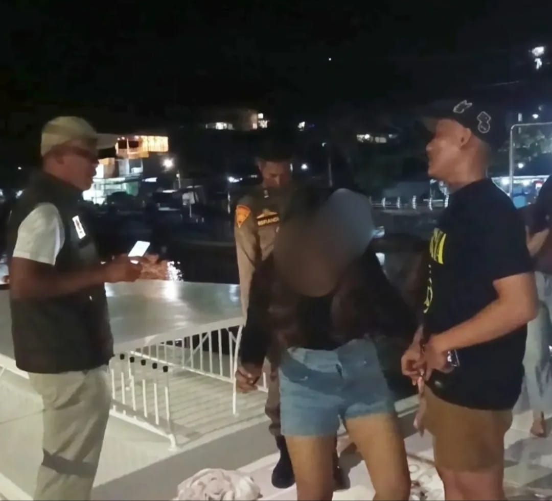 Satpol PP Padang mengamankan 12 remaja di kawasan Batang Arau usai aduan warga terkait aktivitas malam dan dugaan konsumsi alkohol.