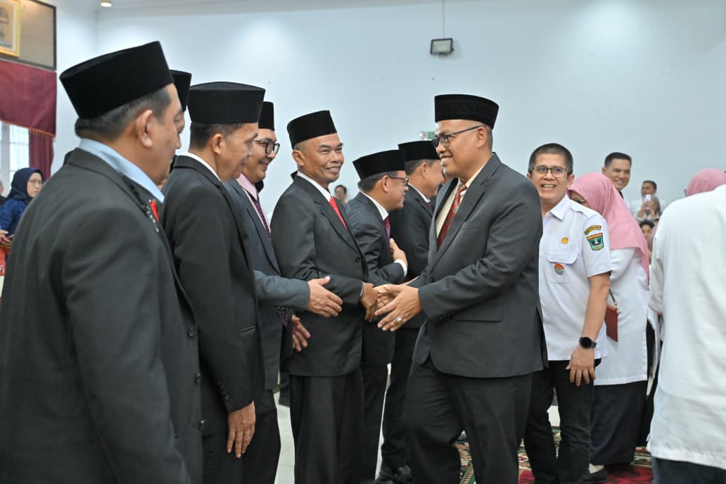 Sekdaprov Sumbar Arry Yuswandi salami 119 pejabat administrator dan pengawas untuk penataan birokrasi serta penguatan kinerja OPD Pemprov Sumbar.