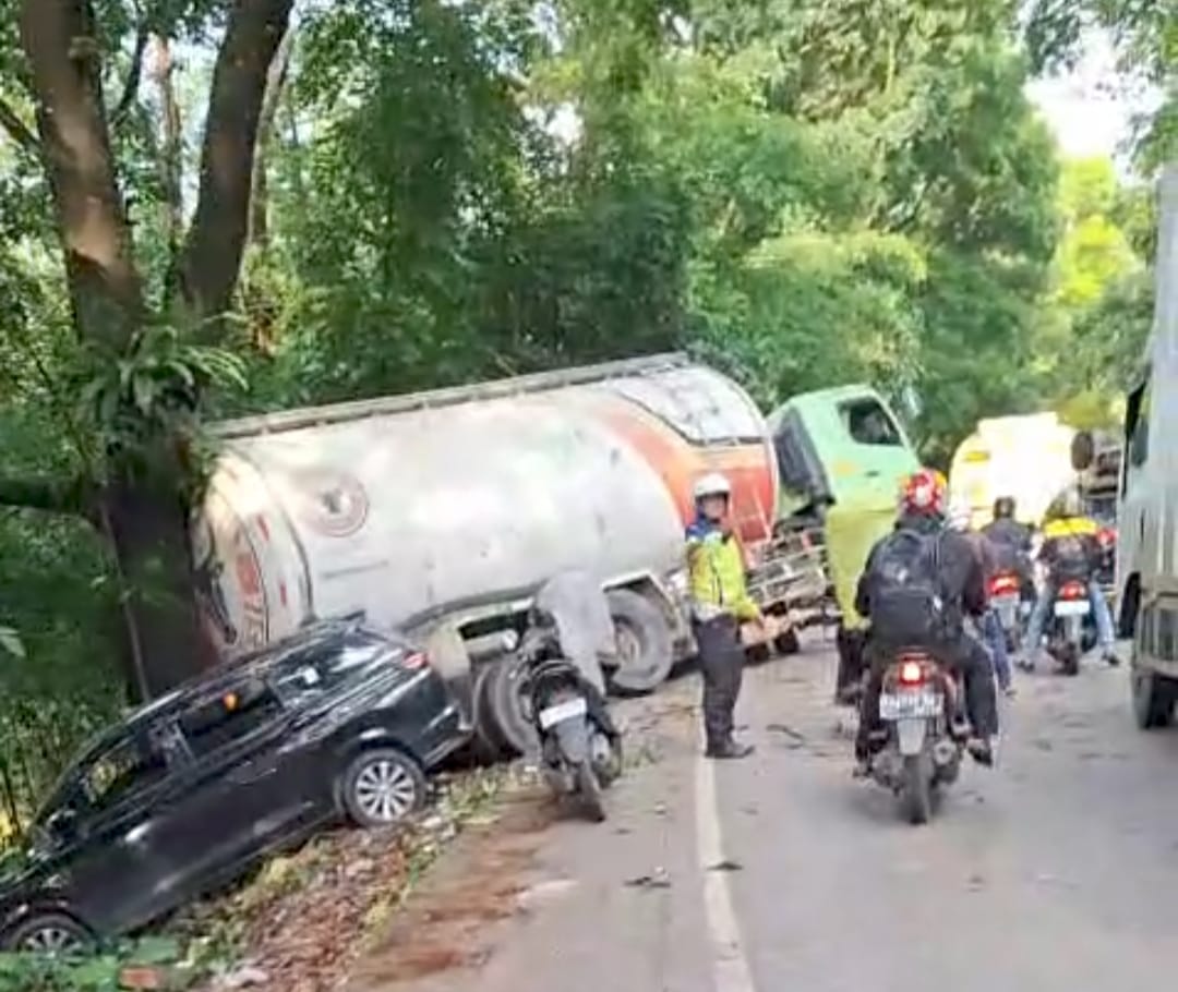 Kecelakaan beruntun lima kendaraan di Sitinjau Lauik Padang sebabkan kemacetan. Polisi terapkan sistem buka tutup arus lalu lintas Padang&ndash;Solok.