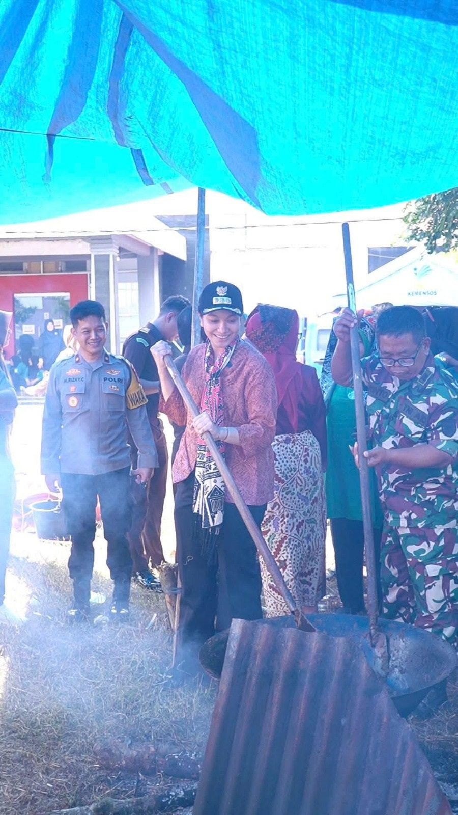 INISIATIF: Bupati Dharmasraya Annisa Suci Ramadhani ikut mengaduk rendang bersama kaum ibu dalam kegiatan Dharmasraya Peduli di halaman belakang Kantor Bupati Dharmasraya, Senin (22/12).