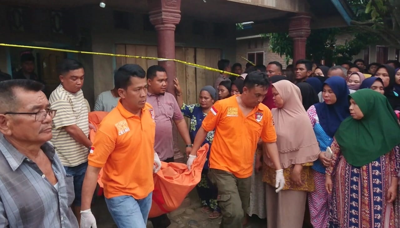 EVAKUASI: Petugas kepolisian di lokasi kejadian perkara di Nagari Lansek Kadok Barat, Pasaman mengevakuasi jasad korban usai ditikam tetangganya.