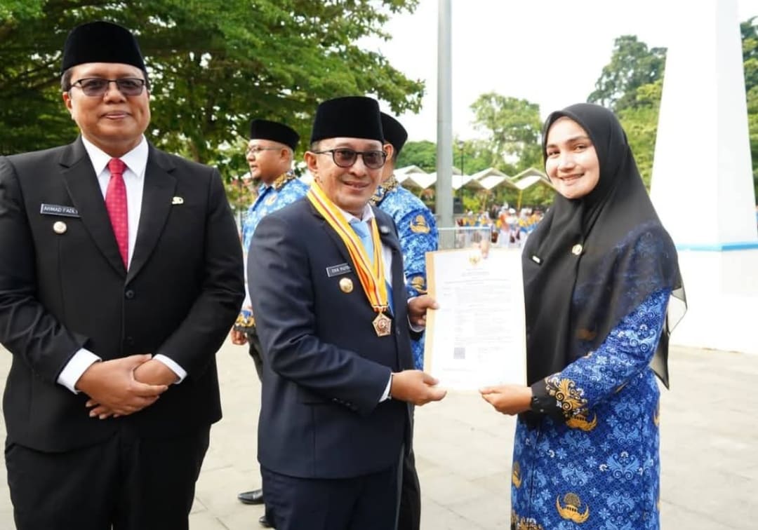 Bupati Tanahdatar Eka Putra bersama Wakil Bupati Ahmad Fadly melantik 1.334 tenaga honorer jadi PPPK Paruh Waktu di Lapangan Cindua Mato, Batusangkar, Rabu (24/12/2025).(Foto: Prokopim)