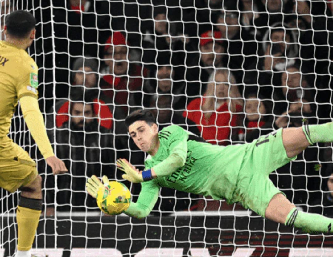 Kepa Arrizabalaga melakukan penyelamatan krusial di adu penalti, membawa Arsenal lolos ke semifinal Carabao Cup hadapi Chelsea.(Foto: arsenal.com)