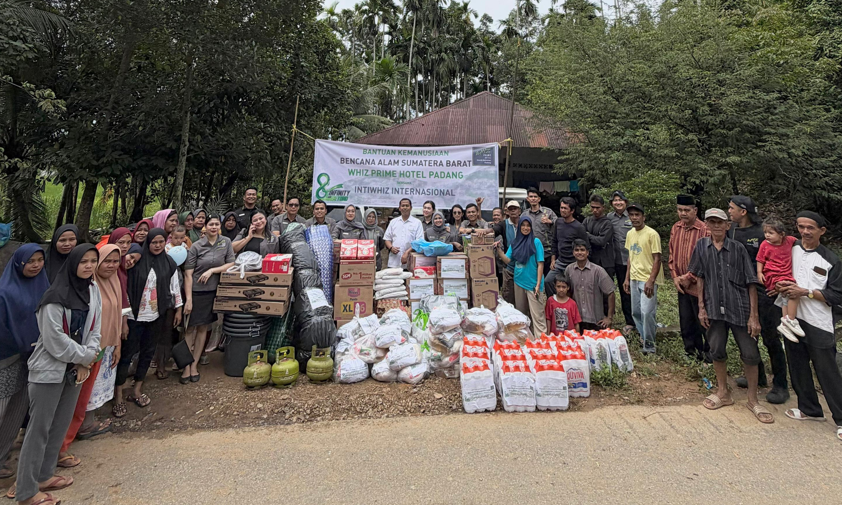 Whiz Prime Hotel Khatib Sulaiman Padang merayakan HUT ke-8 dengan menyalurkan bantuan kemanusiaan kepada korban banjir dan longsor di Sumatera Barat.