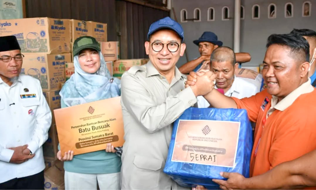 Menteri Kebudayaan Fadly Zon menyerahkan bantuan sembako kepada warga terdampak banjir di Batu Busuk Padang sebagai bagian respons bencana hidrometeorologi, Rabu (24/12/2025).